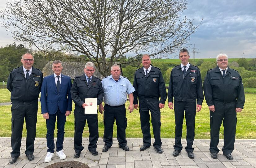 Eine besondere Ehrung wurde Norbert Ballbach zuteil. Er erhielt das silberne Feuerwehr-Ehrenzeichen am Bande für besondere Verdienste um das Feuerwehrwesen.