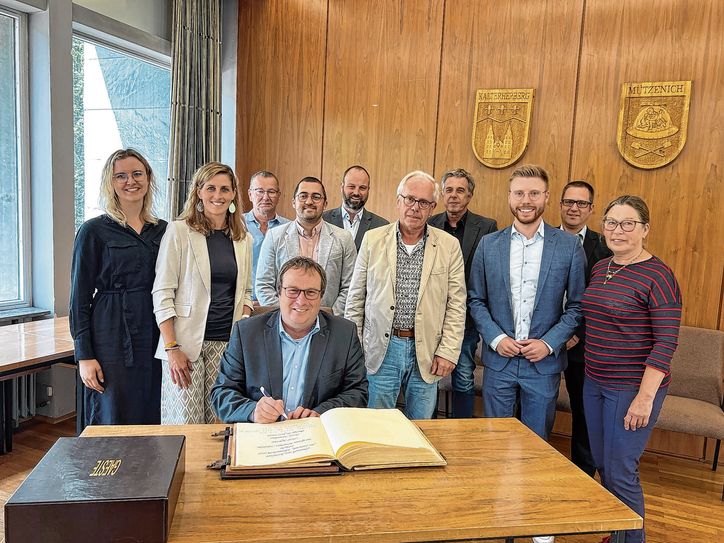 Der Umwelt- und Verkehrsminister von NRW, Oliver Krischer, trug sich - umrahmt von Fraktions- und Verwaltungsspitze - in das Goldene Buch der Stadt Monschau ein.