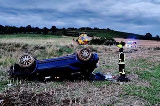 Der 19-jährige Fahrer hatte in einer Kurve die Kontrolle über seinen Wagen verloren. Er und seine beiden 17-jährigen Mitfahrer wurden verletzt in umliegende Krankenhäuser gebracht.