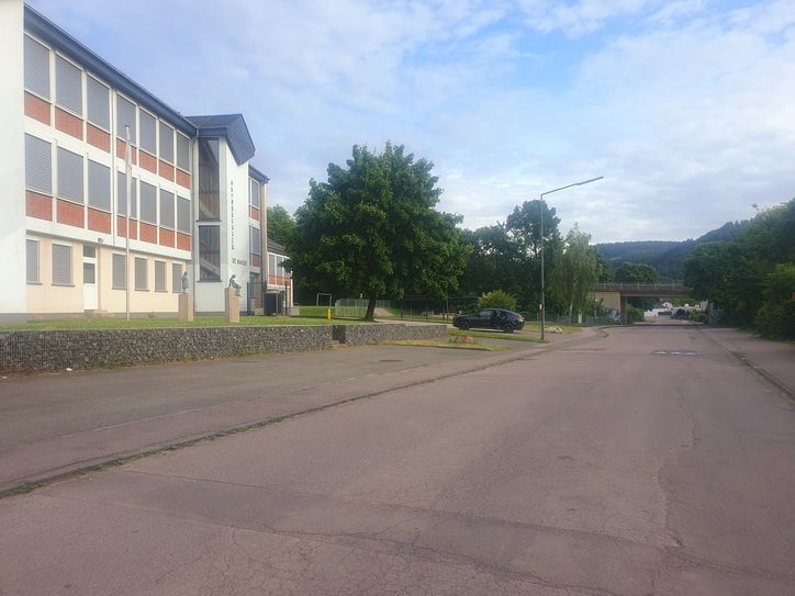Die Stadt Saarburg gibt den Start des ersten Bauabschnitts zur umfassenden und notwendigen Sanierung der Straßen Boorwiese und Teilstück Klosterstraße bekannt.