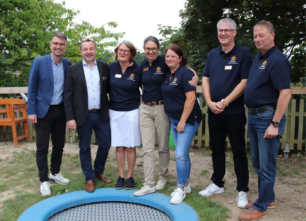 Die integrative Kindertagesstätte »Regenbogen« in Dohr freut sich über ein neues bodentiefes Trampolin. Ermöglicht wurde dies durch eine Spende des Rotary Clubs in Höhe von 16.000 Euro.