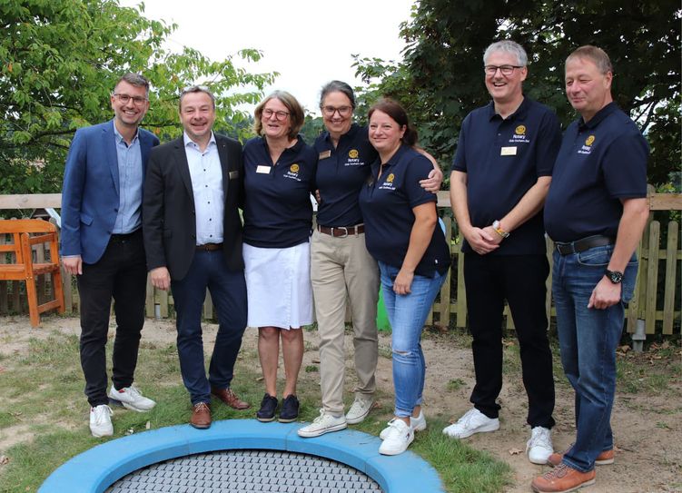 Die integrative Kindertagesstätte »Regenbogen« in Dohr freut sich über ein neues bodentiefes Trampolin. Ermöglicht wurde dies durch eine Spende des Rotary Clubs in Höhe von 16.000 Euro.