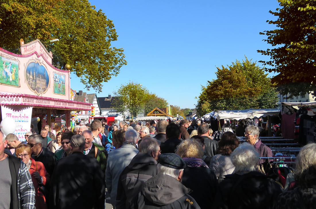 Der Simmerather Herbstmarkt hat eine Menge zu bieten - jetzt bleibt nur auf den goldenen Oktober zu hoffen.