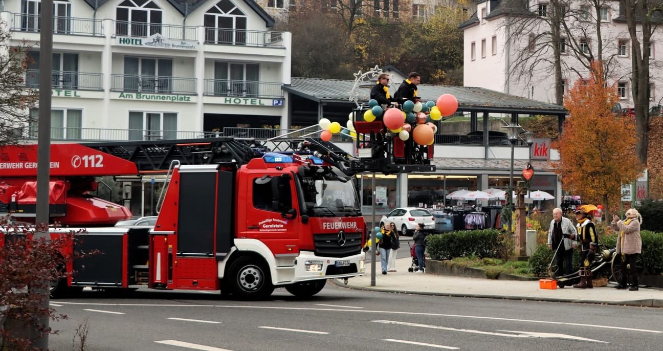 Hoch auf dem roten Wagen und mit richtig vielen PS reisten die künftigen Gerolsteiner Tollitäten an.
