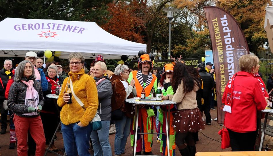 Hunderte Jecken kamen zum Sessionsauftakt auf den Brunnenplatz.