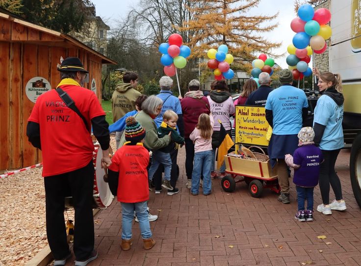 Die jecke Familie des Prinzen war mit von der Partie: Jeder und jede hat das Verwandtschaftverhältnis zum Prinzen auf die Rückseite des Shirts gedruckt.
