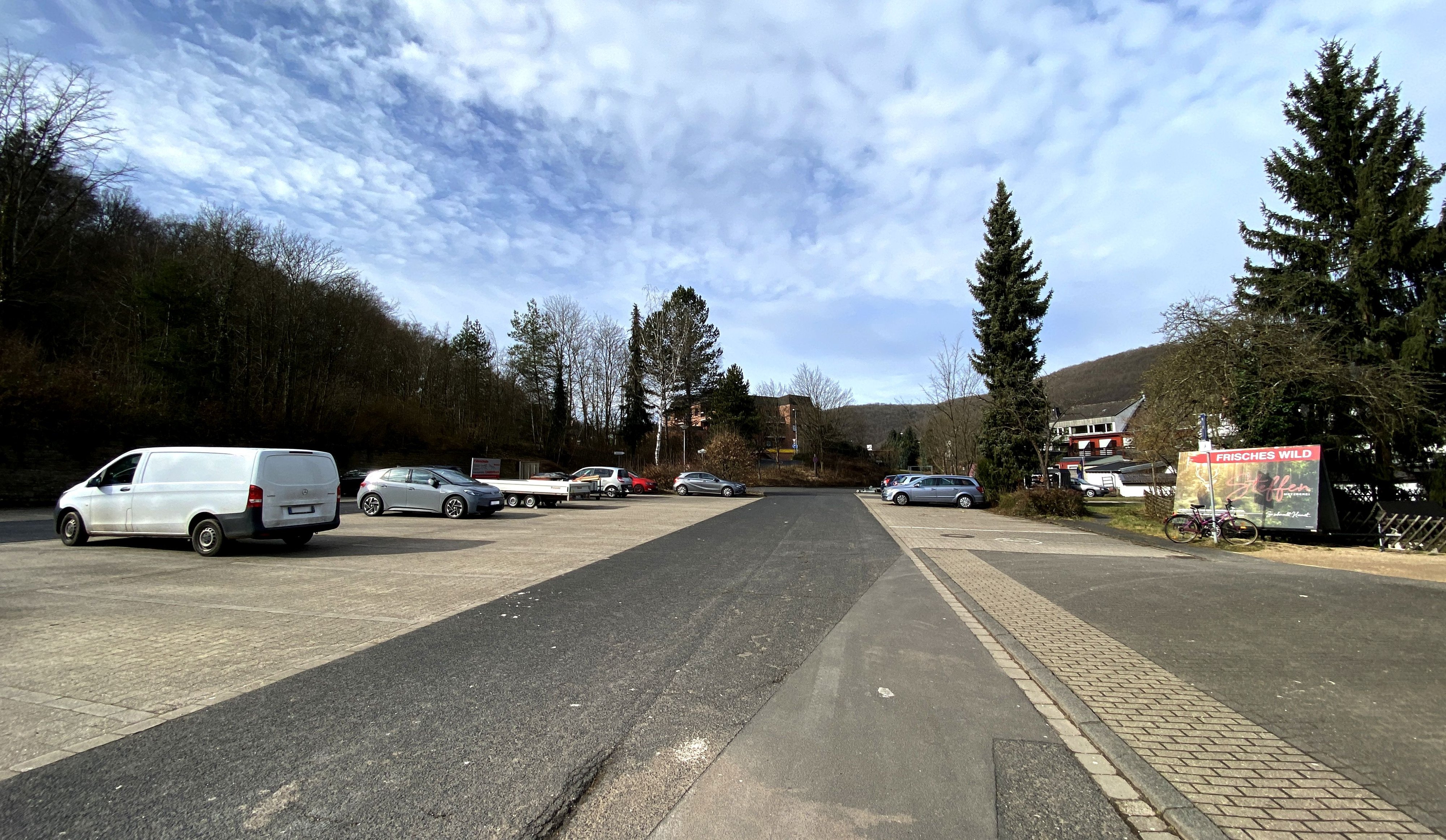 Etwas mehr als 30 Parkplätze auf dem Eifel-Ardennen-Platz in Gemünd werden künftig werktags mit einer Parkdauer von maximal zwei Stunden und Parkscheibenpflicht beschränkt.