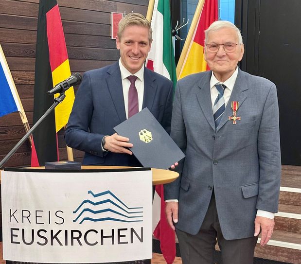Landrat Markus Ramers (li.) zeichnete Helmut Ruß mit dem Bundesverdienstkreuz am Bande aus.