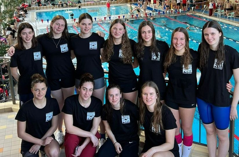 Die Aufsteigerinnen (stehend 3. v.l. Charlotte Weinandy, 4. v.l. Eva-Sophie Lichter und ganz rechts Magdalena Benzmüller)
