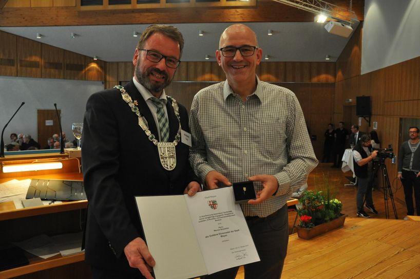 Werner Blasweiler (rechts) erhielt die Goldene Ehrennadel aus den Händen von Oberbürgermeister Wolfgang Treis.
