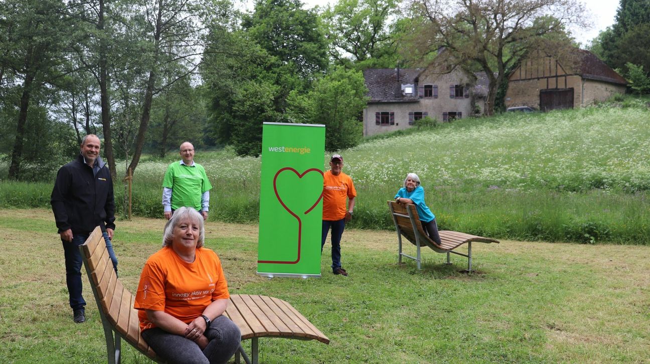 "Westenergie"-Kommunalmanager Thomas Hau (links) und die ehrenamtlichen Helferinnen und Helfer freuen sich über die neue Entspannungsoase am Eifel-Schiefer-Radweg.