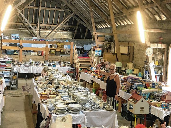 Platz auf Abstand bietet Alice Klein den Besuchern des Hof- und Scheunenflohmarktes. Archivfoto: Fö
