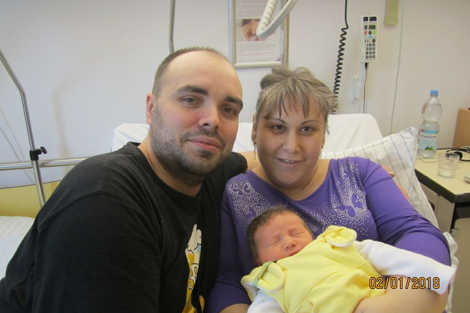 Die Eltern Bianca und Andreas Saks mit Baby Marvin.