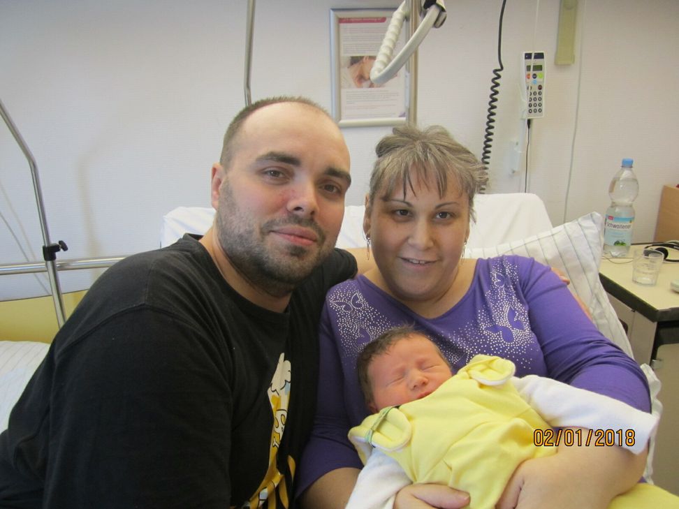 Die Eltern Bianca und Andreas Saks mit Baby Marvin.