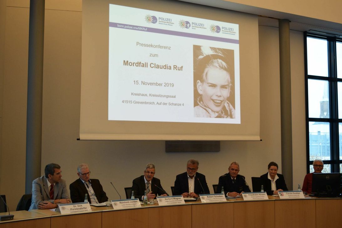 Die Verantwortlichen von Mordkommission,  Staatsanwaltschaft und Landeskriminalamt klärten bei einer Pressekonferenz in Grevenbroich über neueste Ermittlungserkenntnisse und weitere Schritte im Mordfall Claudia Ruf auf. Foto: Scholl