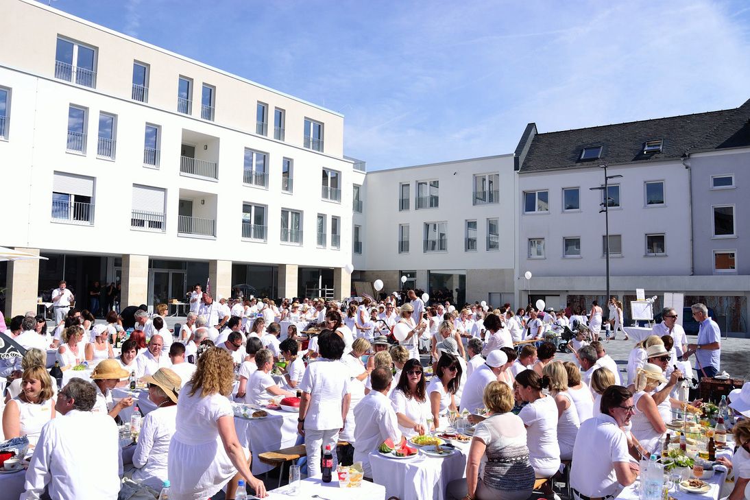 Zahlreiche Besucher feierten vergangenes Jahr beim "Dinner in Weiß" auf dem Viehmarkt. Foto: FF