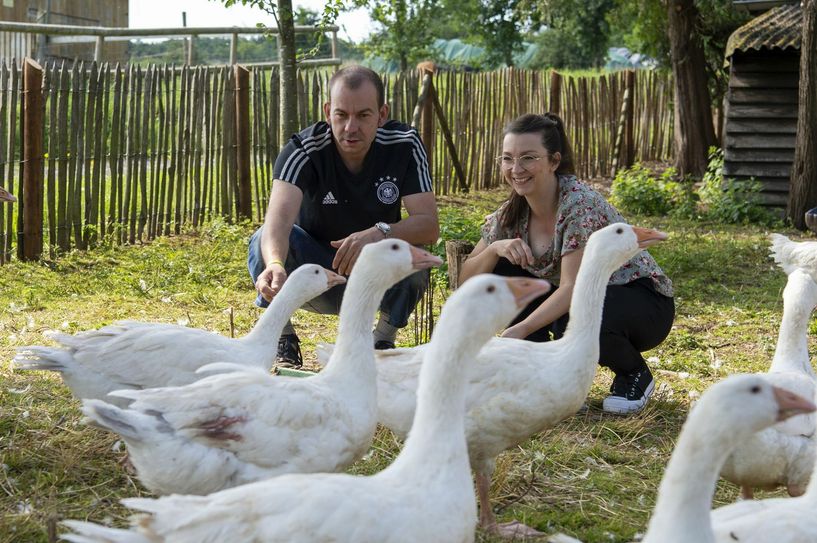 »Hoftag« in Vussem: Nicole Nassiry und Tobias Spangler, der sie im Hofladen unterstützt, kümmern sich um die Gänse. Foto: WDR/ Melanie Grande
