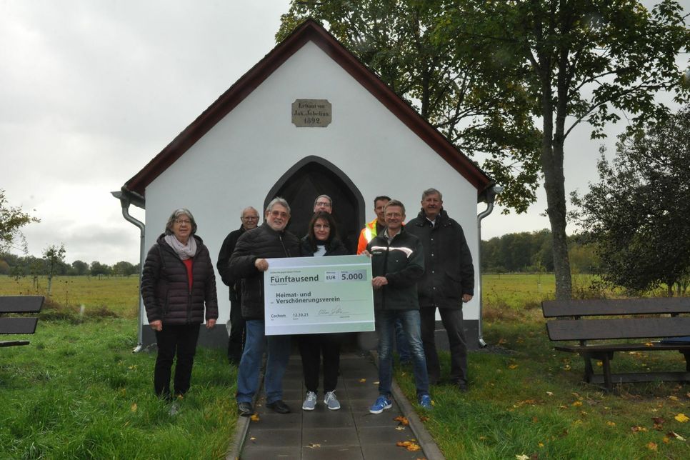 Achim und Ellen Lohner steuerten jetzt noch einmal 5.000 Euro für die Sanierung der Jobelius-Kapelle auf dem Conder Berg bei. Bereits im vergangenen Jahr unterstützte das Ehepaar die Restaurierung mit 6.000 Euro.