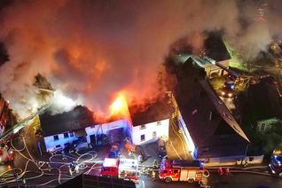 Drei Häuser standen in der Silvesternacht in Weiden in Flammen. Foto: Sebastian Schmitt