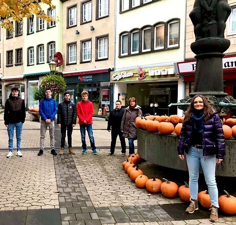 Mitglieder der Brückengemeinschaft mit ihrer Vorsitzenden Ayla Rozera (r.) und Helfer mit den begehrten Kürbissen Foto: Brückengemeinschaft