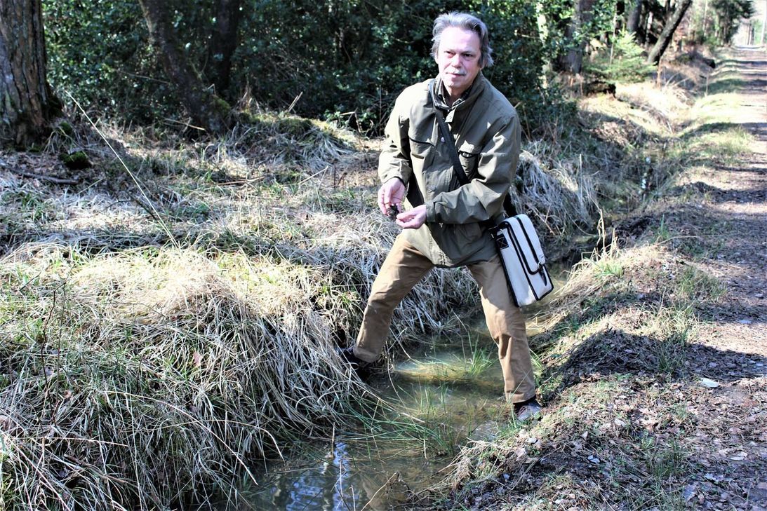 In fast allen Rinnsalen ist die »gelbe Brühe« nicht zu übersehen, ärgert sich Gerald Kroll. Foto: G. Sander