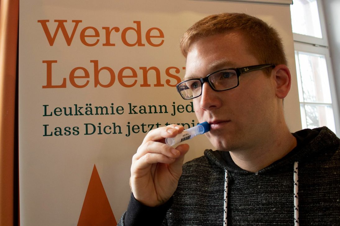 Sascha Janitzki lässt sich mit einer Speichelprobe als Stammzellspender registrieren. Foto: Stefan-Morsch-Stiftung