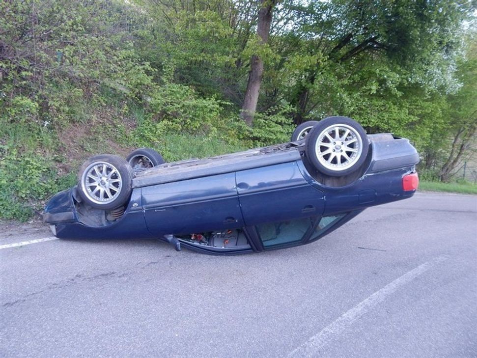 Bei Wollscheid kam ein 19-jähriger Fahrer von der Straße ab und kippte dabei mit seinem Auto um. Foto: Polizeiinspektion Adenau