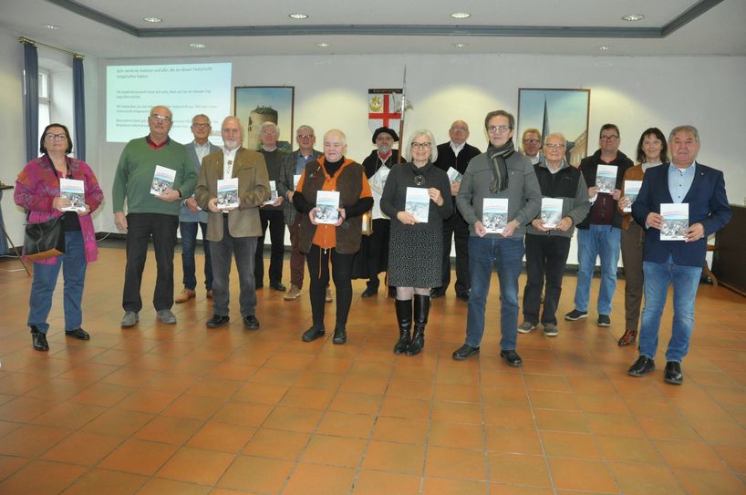 Ein starkes Stück Kaisersesch: Die Jubiläumsschrift "700 Jahre Kaisersesch" – ein vielfältiges Werk rund um die Stadt und ihre Menschen – ist fertig und gedruckt. Die Autorinnen und Autoren haben eine unterhaltsame und lesenswerte Festschrift mit viel Leben gefüllt.