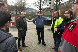 Cochem-Zell rüstet gegen Corona: Auf dem Parkplatz der geschlossenen Kreisverwaltung wird zur Stunde ein Corona-Testzentrum aufgebaut. Landrat Manfred Schnur und der Cochemer VG-Bürgermeister Wolfgang Lambertz sind vor Ort.