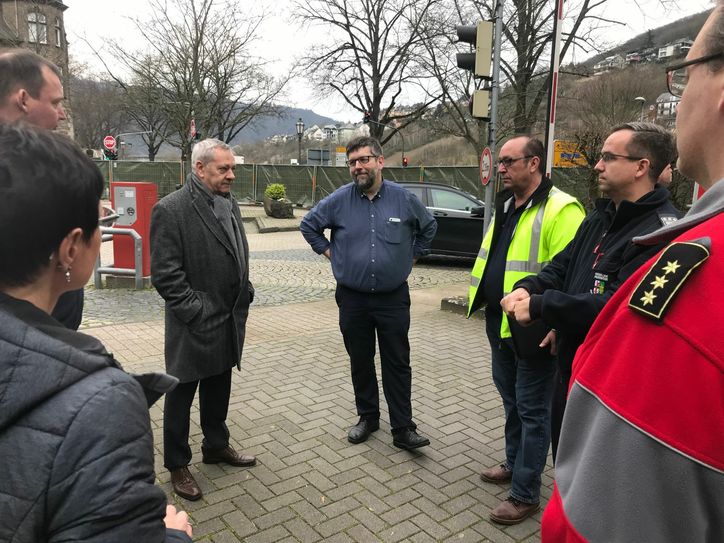 Cochem-Zell rüstet gegen Corona: Auf dem Parkplatz der geschlossenen Kreisverwaltung wird zur Stunde ein Corona-Testzentrum aufgebaut. Landrat Manfred Schnur und der Cochemer VG-Bürgermeister Wolfgang Lambertz sind vor Ort.