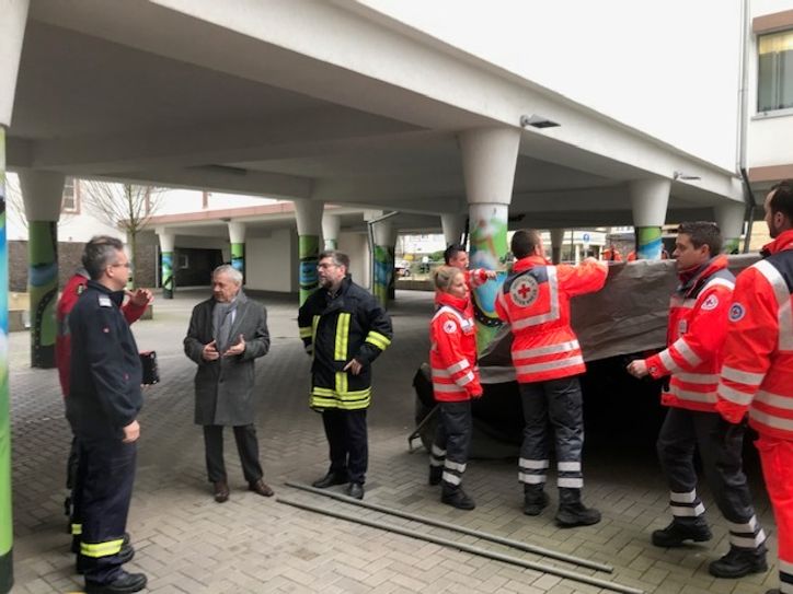 Die Aufbauarbeiten für die "Fieberambulanz" haben begonnen.