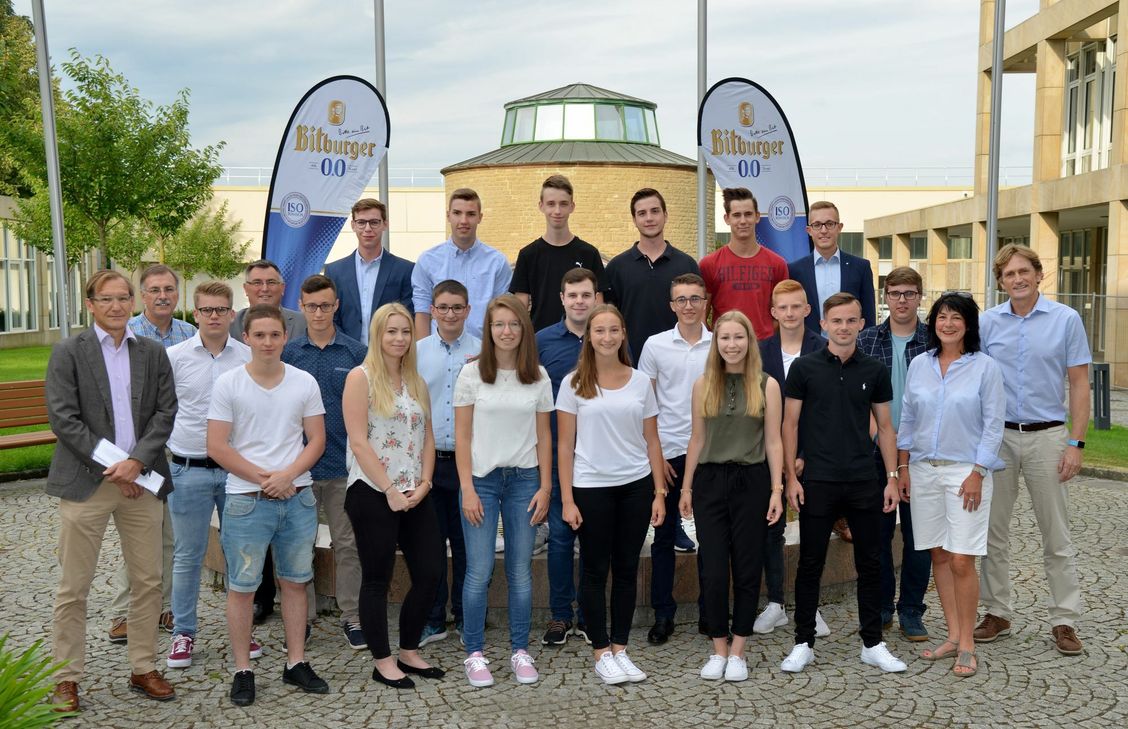 V.l.n.r.: Hintere Reihe: Moritz Wilhelmi, Lars Werhan, Jan Theisen, Fion Schausten, Marvin Michels, Steffen Tonner. Mittlere Reihe: Stephan Fahrig (Geschäftsführung), Wolfgang Lorse (Betriebsrat), Philipp Mayer, Joachim Otten (Personalentwicklung), Lukas Halfen, Alexander Schmitz, Sebastian Großmann, Jacob Sohns, Jakob Renk, Thorben Sörensen, Jan Niewodniczanski (Geschäftsführung). Vordere Reihe: Tobias Pauls, Michelle Schäfer, Elisabeth Mergen, Momo-Estelle Lutgen, Mara Mayers, Daniel Littau, Alexandra Ulrich (Ausbildungskoordinatorin). Foto: Bitburger Braugruppe