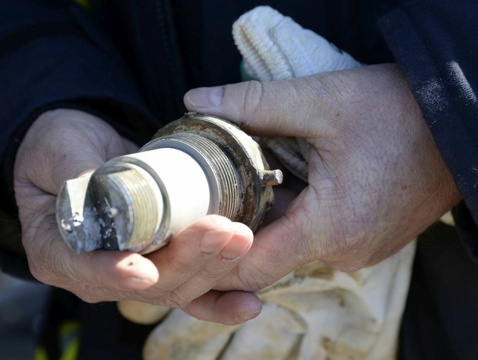 Truppenführer Einhard Dohmen präsentiert den Kopfzünder der Bombe. Foto: Petra Grebe