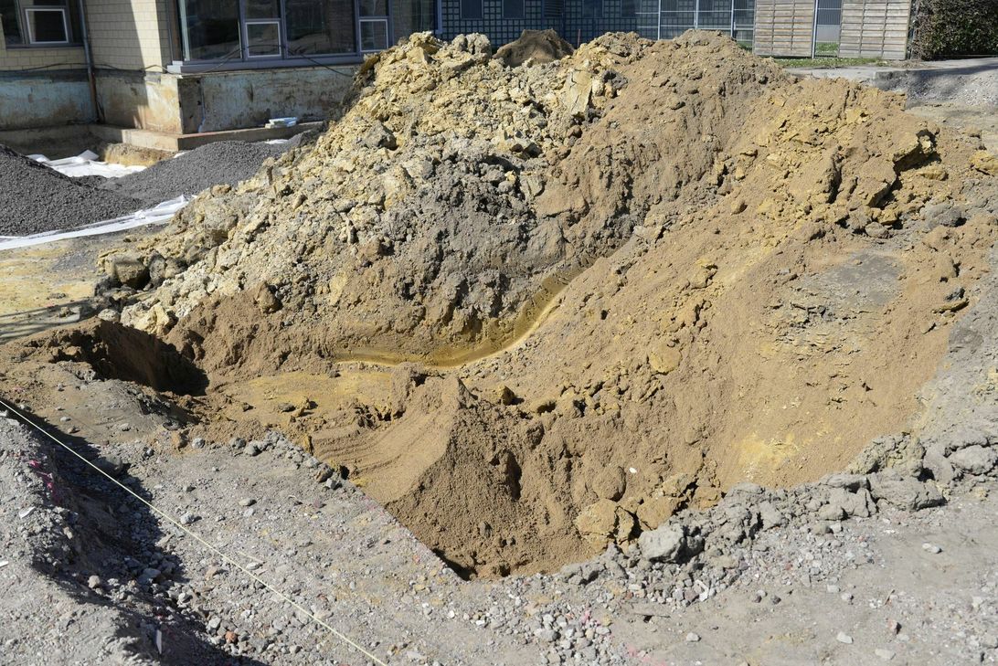 In dieser Baugrube wurde am vergangenen Freitag die Bombe gefunden. Foto: Petra Grebe