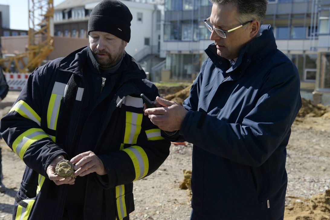 Bürgermeister Ulf Hürtgen (re) lässt sich von Truppenführer Reinhard Dohmen den Kopfzünder erklären. Foto: Petra Grebe