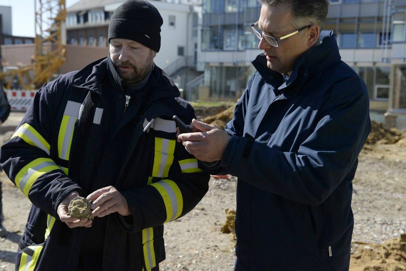 Bürgermeister Ulf Hürtgen (re) lässt sich von Truppenführer Reinhard Dohmen den Kopfzünder erklären. Foto: Petra Grebe