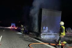 Auf der A 48 brannte ein Anhänger mit einem VIP-Toiletten- und Duschcontainer.