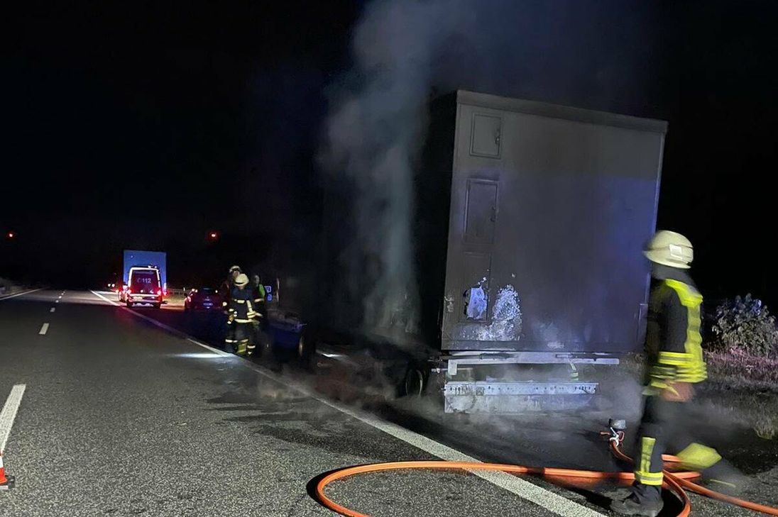 Auf der A 48 brannte ein Anhänger mit einem VIP-Toiletten- und Duschcontainer.