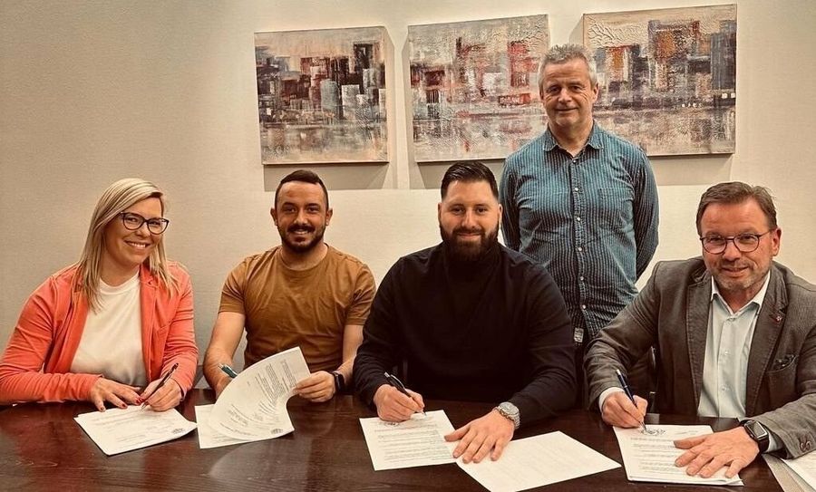 Die Verträge sind gemacht (v. l.): Stefanie Anheyer, stellvertretende Vorsitzende TuS Mayen, Mirco Panzetta, Marc Steil, Walter Retterath, Sportlicher Leiter TuS Mayen, und  Wolfgang Treis, Vorsitzender TuS    Mayen.                                                                      Foto: TuS Mayen