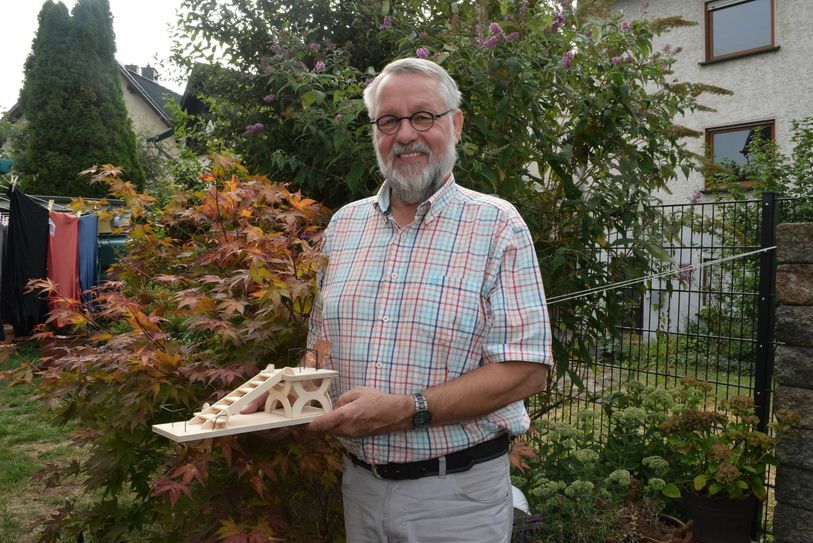 Von der Zeichnung über das Holzmodell (Foto) bis hin zum fertigen Wagen begleitet Bernd Krah den Wagenbau. Foto: Scholl