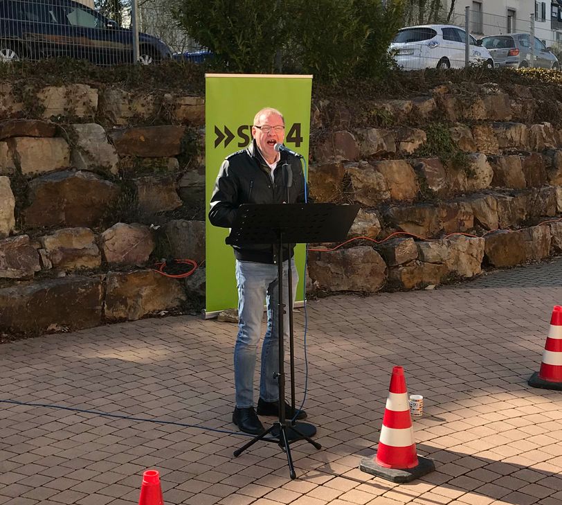 Um Bewohnern eine Freude zu machen: SWR4-Moderator Wolfgang Röben brachte Musik auf den Vorplatz des Hildegard von Bingen Senioren-Zentrums in Simmern. (Fotos: Bender)