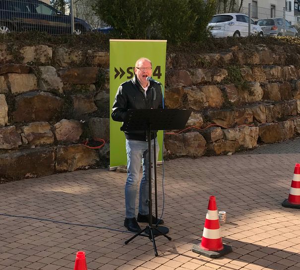 Um Bewohnern eine Freude zu machen: SWR4-Moderator Wolfgang Röben brachte Musik auf den Vorplatz des Hildegard von Bingen Senioren-Zentrums in Simmern. (Fotos: Bender)