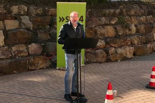 Um Bewohnern eine Freude zu machen: SWR4-Moderator Wolfgang Röben brachte Musik auf den Vorplatz des Hildegard von Bingen Senioren-Zentrums in Simmern. (Fotos: Bender)
