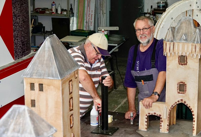 Ludwig Gruber (li.)  und Bernd Krah beim gemeinsamen Wagenbau für das Winzerfest. Foto: Klaus Geck