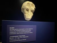 Von einem christlichen Fanatiker ausgelöschtes Gesicht einer weiblichen Statue.