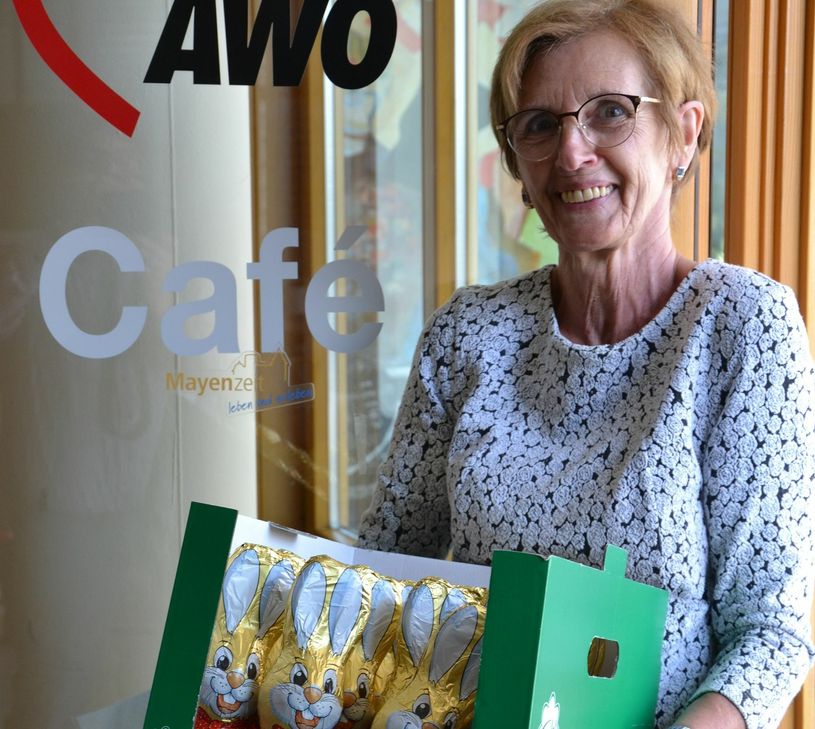 Doris Laux mit einem Teil des Osterhasengeschenks. Foto: Friedhofen