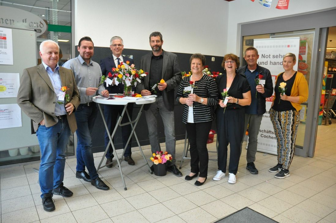 Zum zehnjährigen Bestehen der Beratungsstelle für Frauen, die von physischer, psychischer und sozialer Gewalt in engen sozialen Beziehungen betroffen sind, wurden "Rosen statt Veilchen" verteilt.