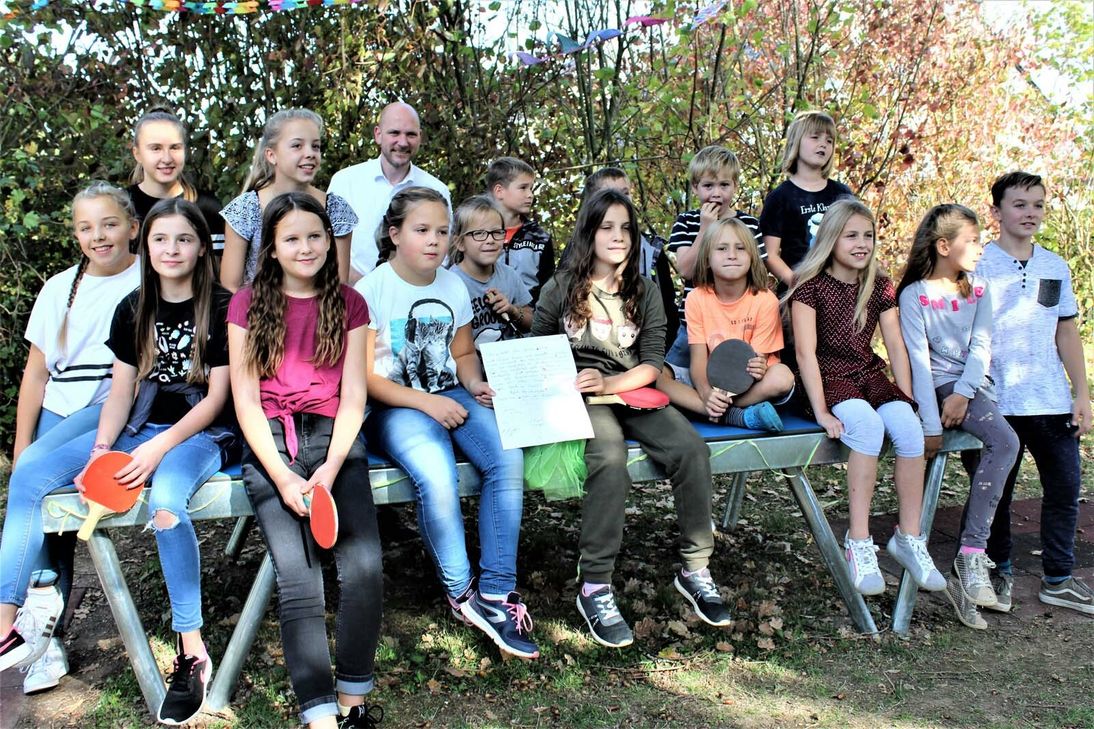 Charlotte (links oben) und Lynn (links darunter) haben den Stein ins Rollen gebracht. Jorma Klauss (Mitte) erfüllte den Kids einen großen Wunsch. Foto: G. Sander