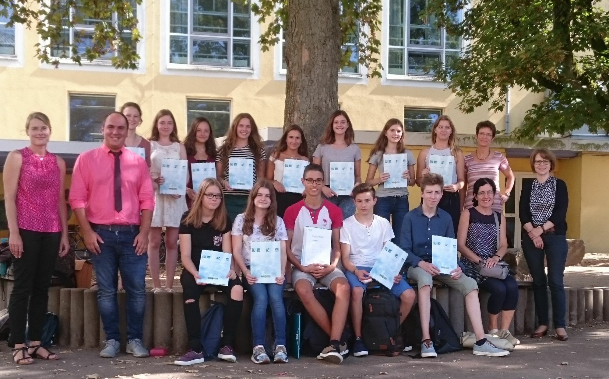 Die Schüler freuen sich über bestandes Zertifikat. Foto: FF
