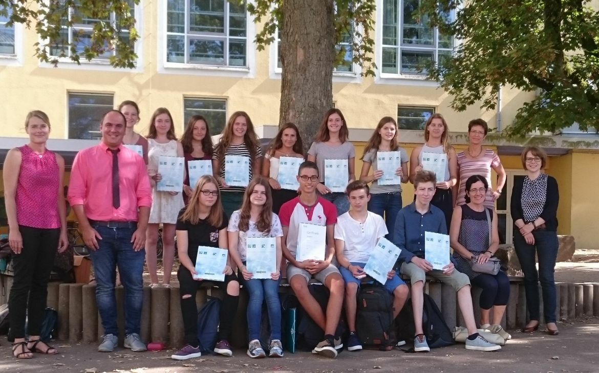 Die Schüler freuen sich über bestandes Zertifikat. Foto: FF